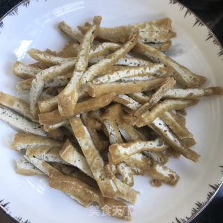 油豆腐拌黄瓜丝的做法步骤：3