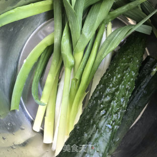 油豆腐拌黄瓜丝的做法步骤：1