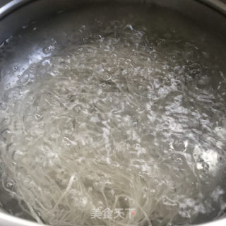包菜胡萝卜炒粉条的做法步骤：2