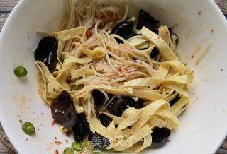 金针菇木耳拌豆腐皮的做法步骤：10
