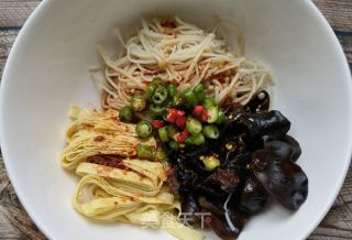 金针菇木耳拌豆腐皮的做法步骤：9