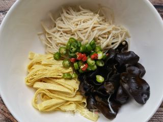 金针菇木耳拌豆腐皮的做法步骤：8