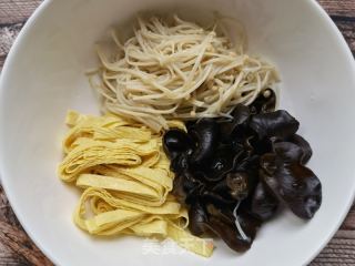 金针菇木耳拌豆腐皮的做法步骤：7