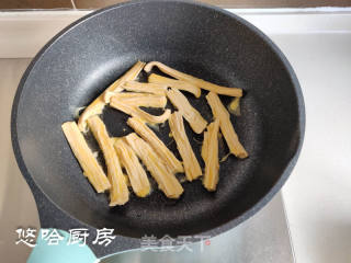 五花肉腐竹煲的做法步骤：7
