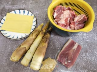 春天限定江南美食，腌笃鲜的做法步骤：1