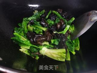 油麦菜炒木耳的做法步骤：4