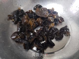 油麦菜炒木耳的做法步骤：3