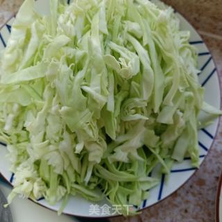 圆白菜炒土豆粉的做法步骤：1
