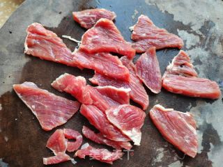 莴笋炒牛肉的做法步骤：1