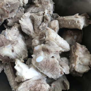 酱香排骨的做法步骤：1