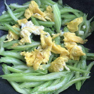 西芹炒蛋的做法步骤：8