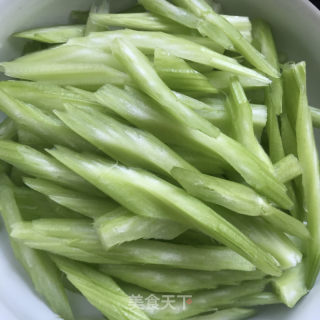 西芹炒蛋的做法步骤：4