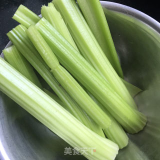 西芹炒蛋的做法步骤：1