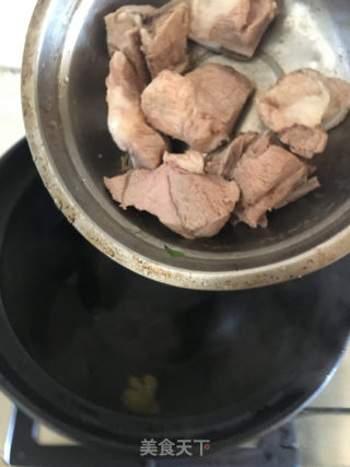 菠菜粉条炖扇骨的做法步骤：4