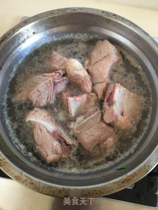 菠菜粉条炖扇骨的做法步骤：1