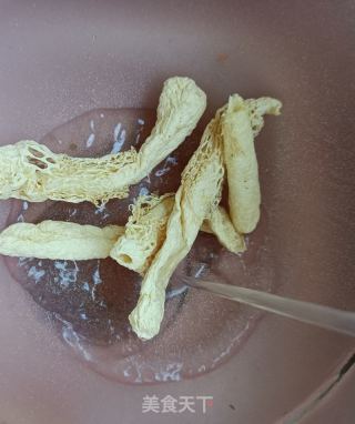 竹荪冬瓜排骨汤的做法步骤：2