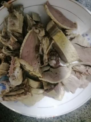 椒盐鸭的做法步骤：1