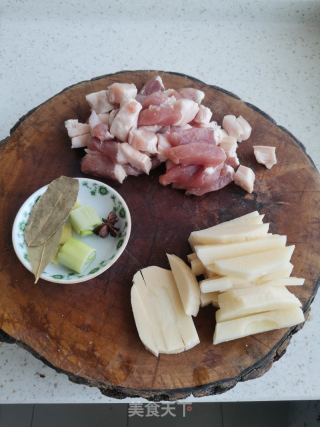 冬笋焖五花肉的做法步骤：2