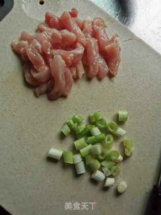 猪肉火腿粉条汤的做法步骤：2