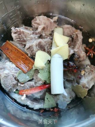 卤牛排骨的做法步骤：4