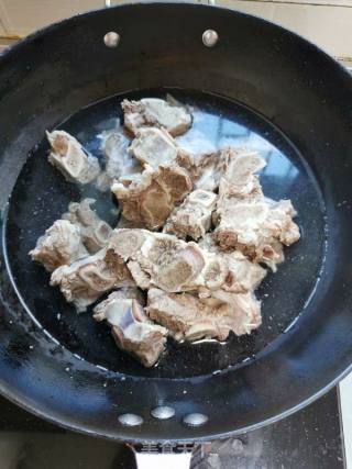 卤牛排骨的做法步骤：2