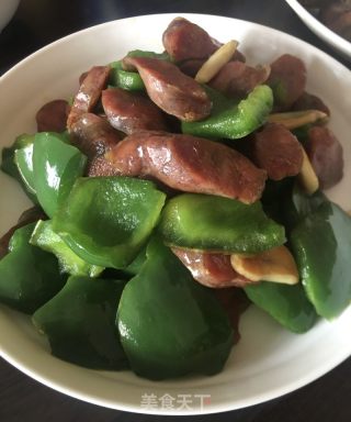 青椒炒肉肠的做法步骤：9