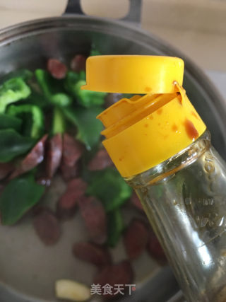 青椒炒肉肠的做法步骤：7