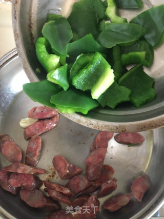 青椒炒肉肠的做法步骤：6