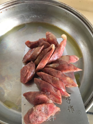 青椒炒肉肠的做法步骤：5