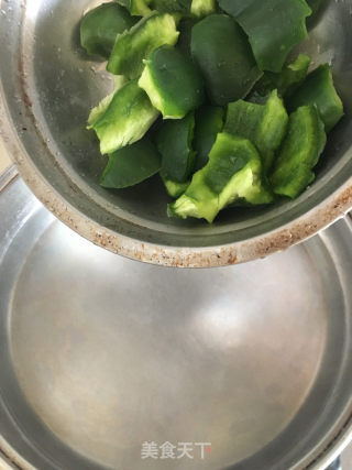 青椒炒肉肠的做法步骤：4
