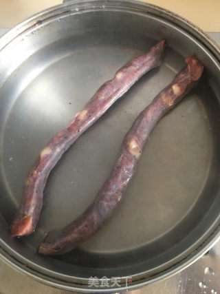 青椒炒肉肠的做法步骤：2