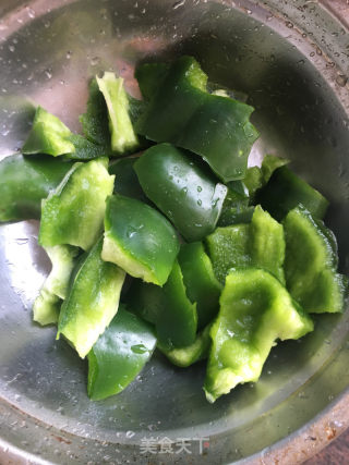 青椒炒肉肠的做法步骤：1
