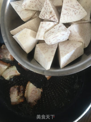 烧肉焖芋头的做法步骤：5