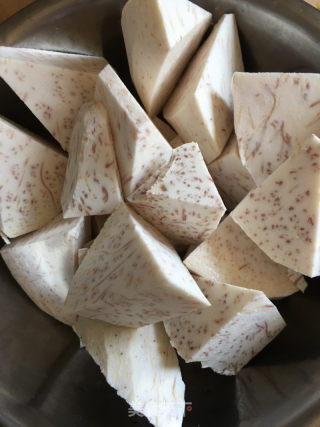 烧肉焖芋头的做法步骤：1