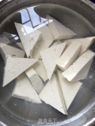 卷心菜焖塌豆腐的做法步骤：2