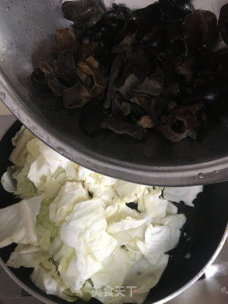 卷心菜炒黑木耳的做法步骤：5