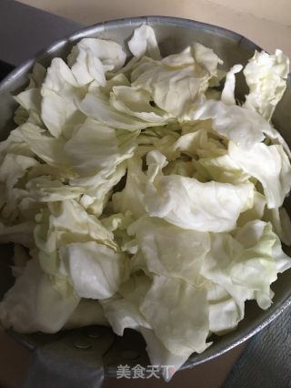 卷心菜炒黑木耳的做法步骤：1