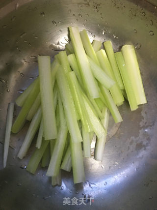 三丝炒米粉的做法步骤：1