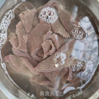 菠菜炒猪肝的做法步骤：2