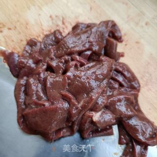 菠菜炒猪肝的做法步骤：1