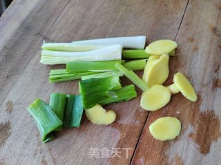 糖醋红石斑鱼的做法步骤：2