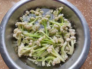 干锅花菜鸡翅的做法步骤：3