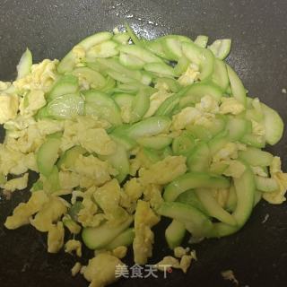 西葫芦炒鸡蛋的做法步骤：6