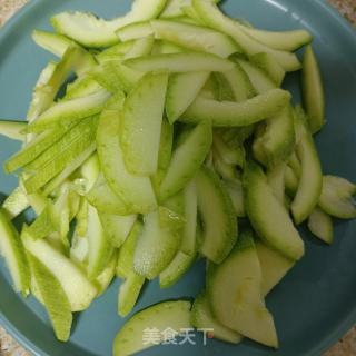 西葫芦炒鸡蛋的做法步骤：1