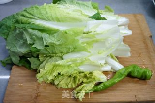 辣椒炒白菜的做法步骤：1