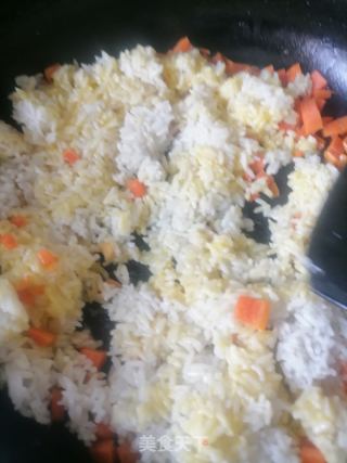 蛋炒饭的做法步骤：3
