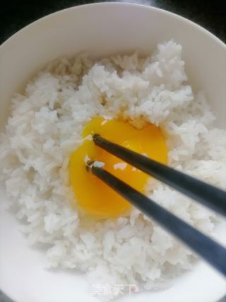 蛋炒饭的做法步骤：1