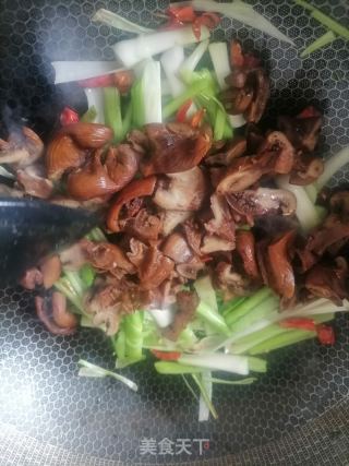 蒜苗炒花肠的做法步骤：3