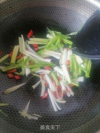 蒜苗炒花肠的做法步骤：2