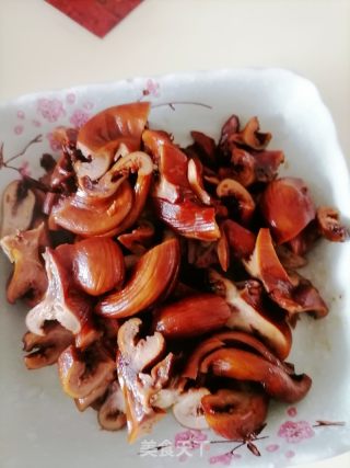 蒜苗炒花肠的做法步骤：1